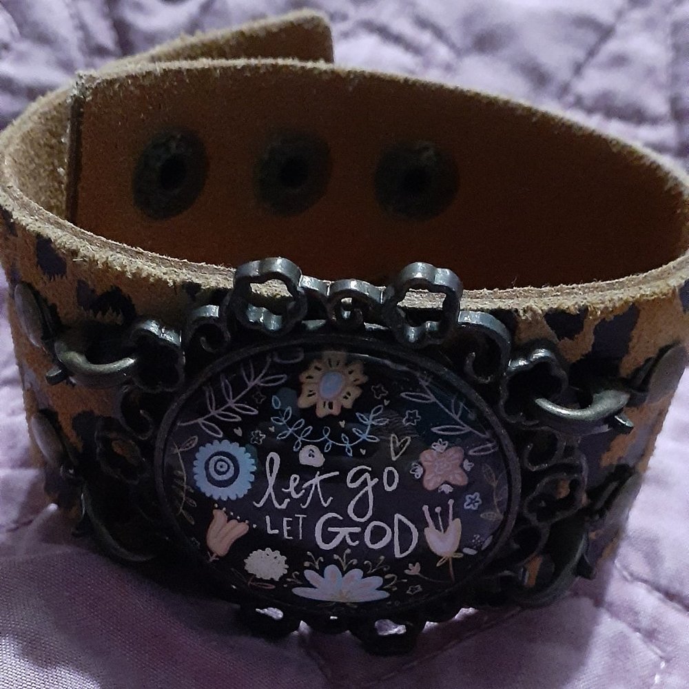 Leopard snap band bracelet with pendant